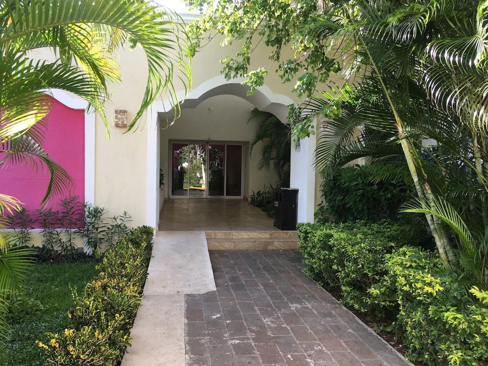 Hotel Margaritas Cancun Exterior photo